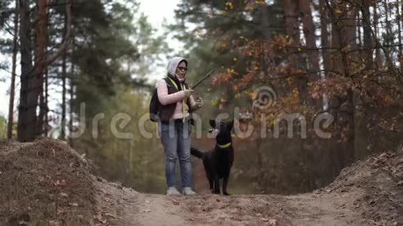 女人和她心爱的宠物在森林里的训练视频的预览图