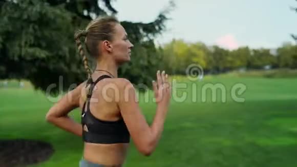 精力充沛的女人在公园里跑得很快上午女子跑步训练视频的预览图