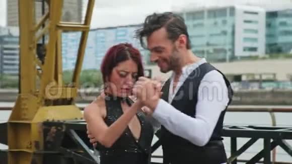 两名探戈舞者在跳舞时互相注视的轨道镜头阿根廷视频的预览图