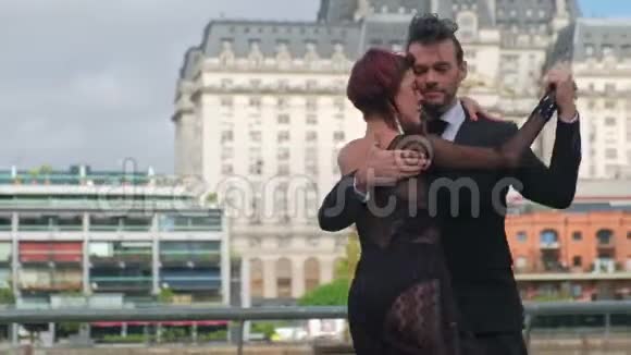 两位迷人的探戈舞者在布宜诺斯艾利斯激情表演视频的预览图