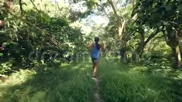 年轻女子在森林里散步时跳舞自由和幸福的概念视频的预览图