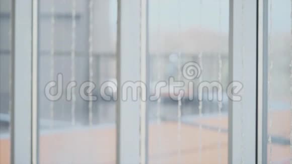 正式套房的商人站在全景窗口前可以看到城市景色侧写视图舷外侧写关门视频的预览图