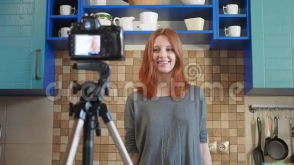 食品博客女孩影响者正在厨房录制视频或播客让生活方式博客vlog健康和健康视频的预览图