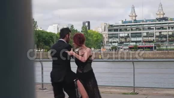 两个舞伴在马德罗港码头重新上演探戈舞视频的预览图