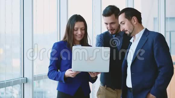 男性和女性商业工作者正在讨论问题看着笔记本电脑复制空间背景模糊关门视频的预览图