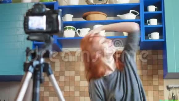女食品博客影响者正在厨房录制视频或播客在镜头前跳舞玩得开心视频的预览图