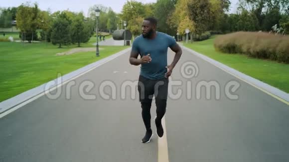 你在路上跑仅在公园训练黑人运动员视频的预览图