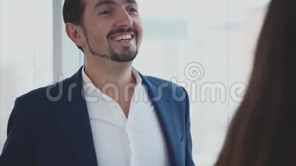 作物男性和女性商业工作者正在讨论问题成功的团队微笑老板复制空间模糊的白色视频的预览图