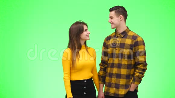 温柔相爱的夫妻正真诚地微笑着依偎在绿色的背景上复制空间4K视频的预览图