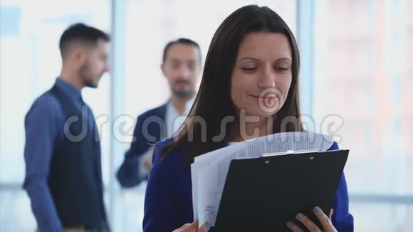 男性商业工作者正在讨论的问题上光线模糊的背景女人正在翻开书页视频的预览图