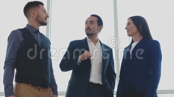 男性和女性的商业工作者正把他们的手放在一起成功达成协议复制空间模糊的白色视频的预览图