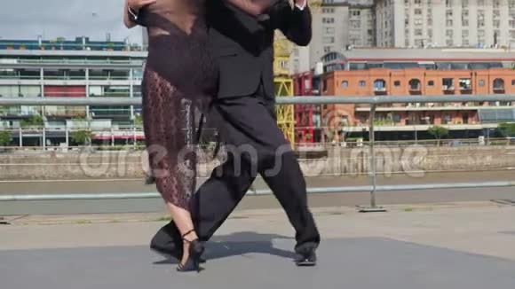 两位舞者在豪华的马德罗港码头跳亲密探戈视频的预览图