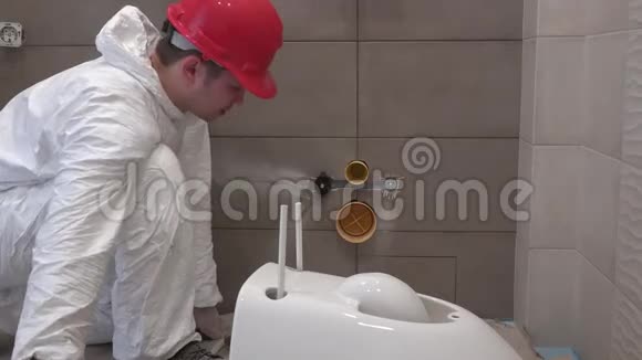 专业管道工准备在新浴室安装马桶盆碗视频的预览图