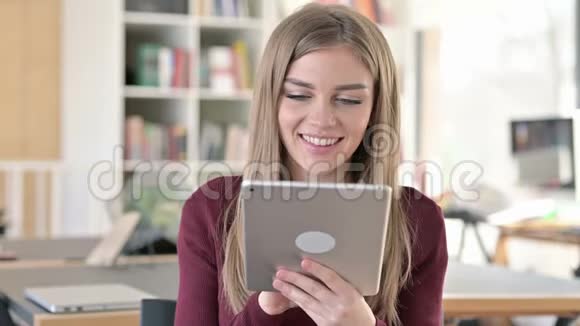 用数码平板电脑描绘美丽的年轻女子视频的预览图