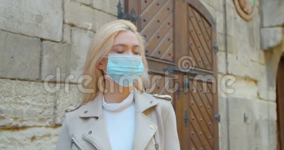 街上戴面罩的妇女戴着面罩预防冠状病毒感染19女士在公共场所散步视频的预览图