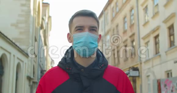 在街上戴防护面具的青年学生健康和安全生命概念N1H1冠状病毒病毒视频的预览图