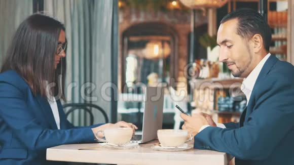 两个商人吃商务午餐餐馆或咖啡店里那个有趣的人正在喝咖啡复制空间视频的预览图