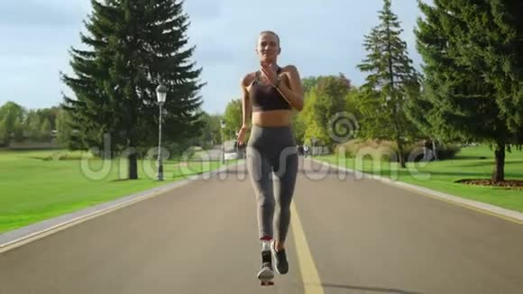 残疾妇女在公园里跑步户外运动的女运动员视频的预览图