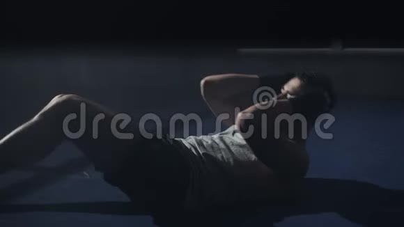 强壮的男人在拳击场做腹部运动慢动作人训练剪影视频的预览图