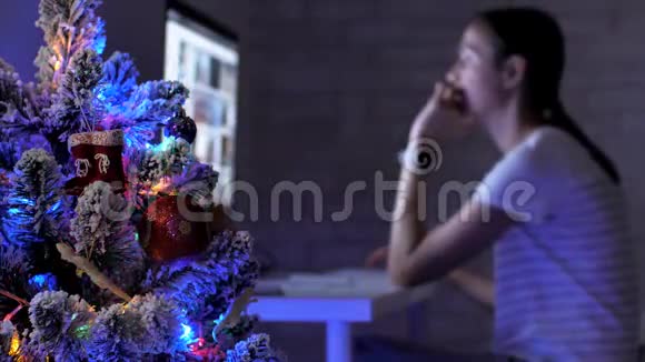 在圣诞节假期年轻女子在黑暗中使用台式电脑视频的预览图