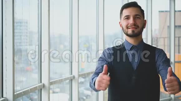成功的商人正在展示他的拇指向上的手势在灯光全景背景孤独的人4K视频的预览图