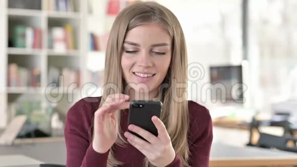 智能手机魅力年轻女性画像视频的预览图