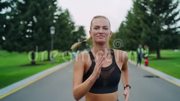 快乐运动的女人在公园慢跑女孩在户外做有氧运动视频的预览图