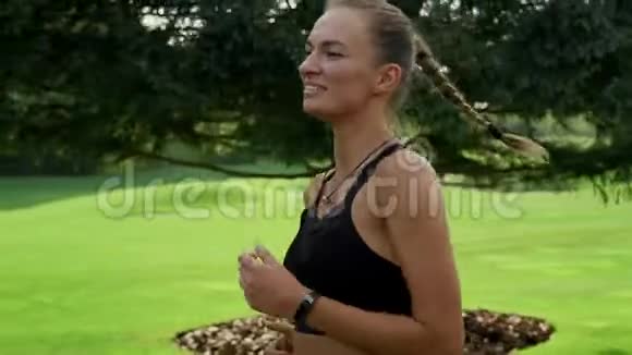 积极的女人在绿色公园跑步运动员早上做有氧运动视频的预览图