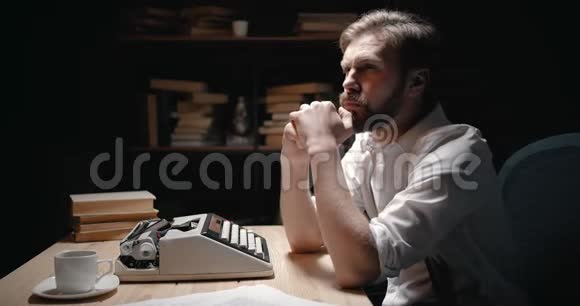 体贴的作家坐在打字机前视频的预览图