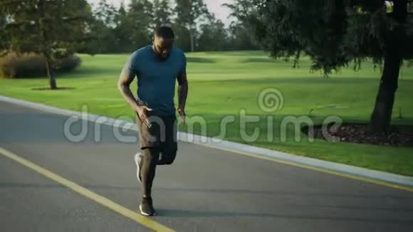 非裔美国人在公园慢跑运动员在户外做有氧运动视频的预览图