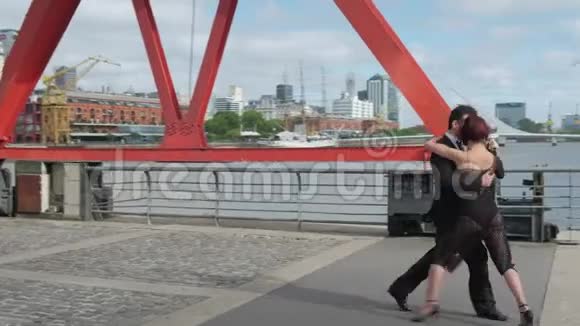 两个探戈舞者在马德罗港码头的桥上做核心摄影视频的预览图