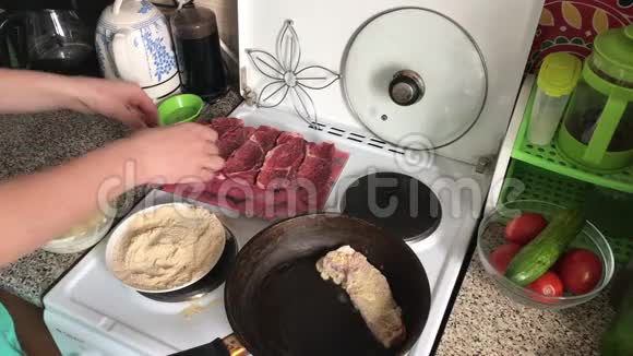 厨师把肉片浸入面糊中然后放入面包屑中在煎锅附近肉的第一部分是油炸的视频的预览图