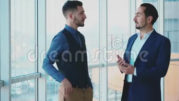 快关门男性商业工作者正在讨论问题复制空间男人在握手成功达成协议模糊的视频的预览图