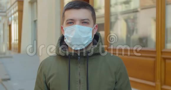 对Covid19冠状病毒的大流行保护一个戴医疗面罩的白种人的肖像病毒防护视频的预览图