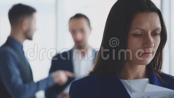 男性商业工作者正在讨论的问题上光线模糊的背景女人正在翻开书页视频的预览图