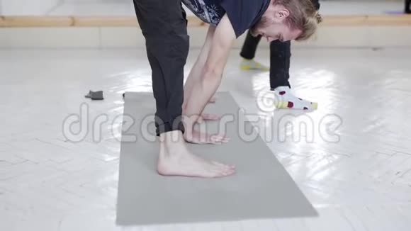 慢动作的年轻帅哥练习瑜伽视频的预览图