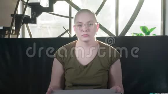 患有癌症的苍白妇女肖像请求帮助社会保护一个患有癌症或白血病的秃头女孩视频的预览图