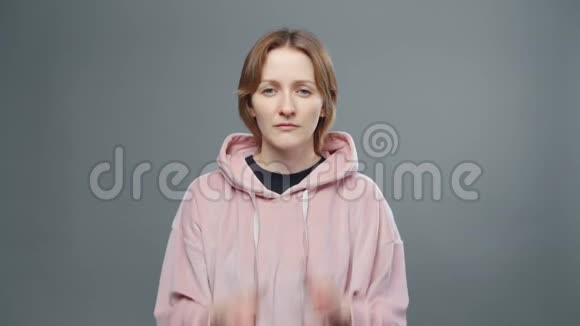 穿粉色运动衫的年轻疯女人的视频视频的预览图