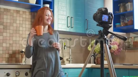 食品博客女孩影响者正在厨房录制视频或播客女人正在早上喝咖啡视频的预览图