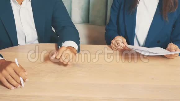 两个商人在一家咖啡馆工作他们正在讨论和准备合同老板正在签署文件关门视频的预览图