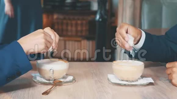 喝杯咖啡两个商人吃商务午餐在餐馆或咖啡店里的女人和男人视频的预览图