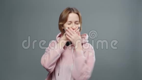 穿粉色运动衫的年轻女子秘密视频视频的预览图