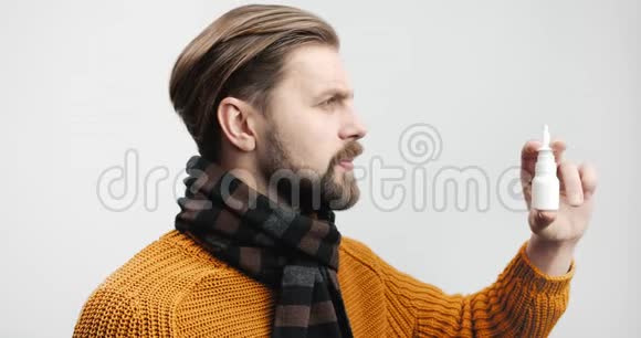 男人用喷鼻剂隔离白色视频的预览图