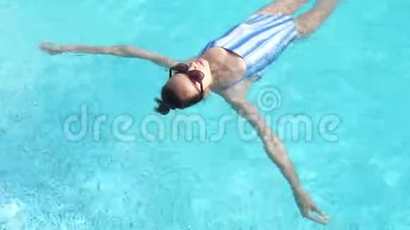 在豪华酒店水疗中心您可以看到美丽的女性在游泳池后游视频的预览图