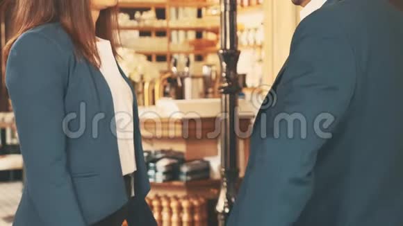 这位快乐的商人在休息时在咖啡馆里和蔼地拍着男人背景模糊快关门复制空间视频的预览图