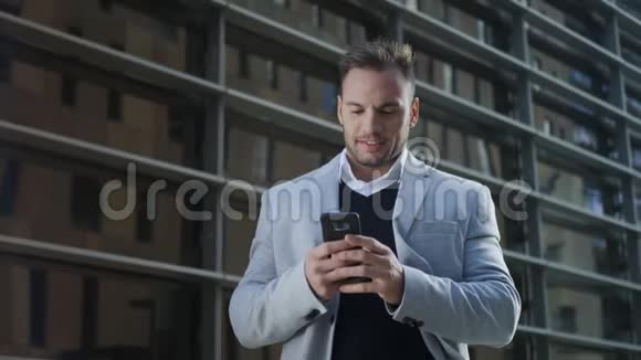商人在电话里收到好消息在街上使用手机的工人视频的预览图