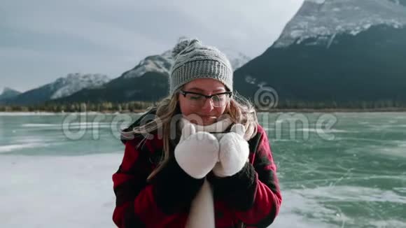 一个女人在冰冻湖上的肖像视频的预览图