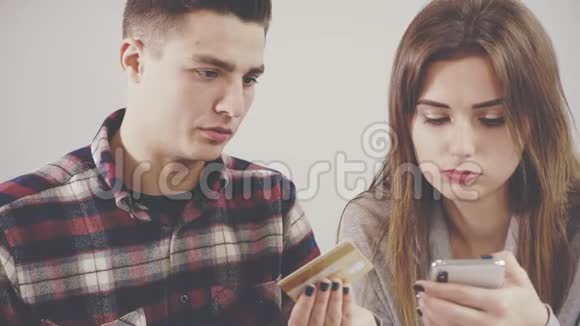 可爱的女孩坐在咖啡馆的桌子旁她正在和男朋友交流快乐的女孩买东西视频的预览图