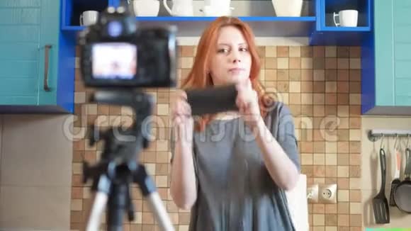 女食品博客影响者正在录制视频或播客教你如何佩戴医用口罩博客视频的预览图