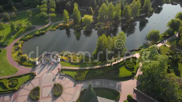 花园公园的空中俯视图视频的预览图